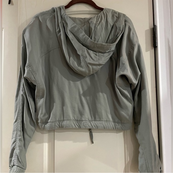 Abercrombie & Fitch Cropped Utility Jacket - Picture 5 of 5